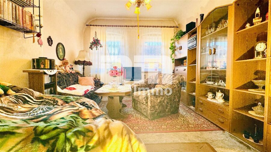 Solides Ein- bis Zweifamilienhaus mit großer Terrasse, Nebengebäude und opulenten Gartenbereich - OG / DG Wohnzimmer